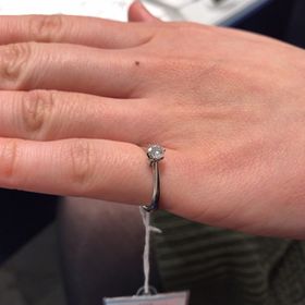 【銀座ダイヤモンドシライシの口コミ】 婚約指輪は購入するかは迷っていました。けれど、実際に試着したり、店員…