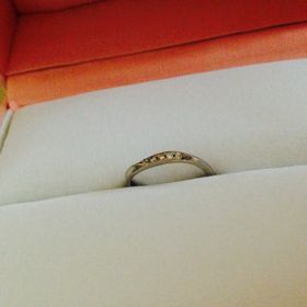 【Pink Dolphin Diamond(ピンクドルフィンダイヤモンド)の口コミ】 指に合っていて、尚且つ日常生活で邪魔にならない指輪を探していました。
…