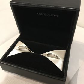 【エクセルコダイヤモンド(EXELCO DIAMOND)の口コミ】 指輪のデザインが決め手になりました。
ダイヤモンド1つのデザインでは物…