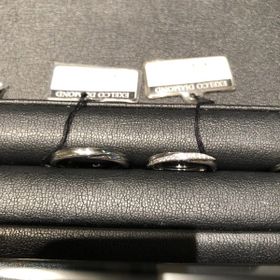 【エクセルコダイヤモンド(EXELCO DIAMOND)の口コミ】 ストレートの中にも斜めにラインが入っているので、動きを感じれる指輪か…