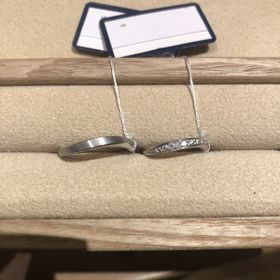 【ith(イズ)の口コミ】 緩やかなウェーブラインの結婚指輪です。
女性の方は斜めラインにそってダ…