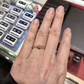 【ラザール ダイヤモンド【取扱店販売】の口コミ】 一石で、アームが細めのシンプルな指輪を探していたので、本当にピッタリ…