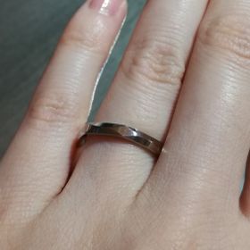 【N.Y.NIWAKA(ニューヨークニワカ)の口コミ】 シャープなデザインで、石が入っていなくても、指が動くとキラキラと輝く…