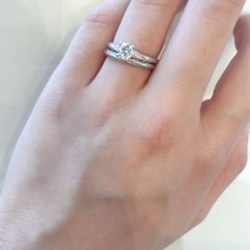 【トリニティ(Trinity)の口コミ】 彼からのプロポーズリングの枠選びと結婚指輪を購入しました。
細かいダイ…