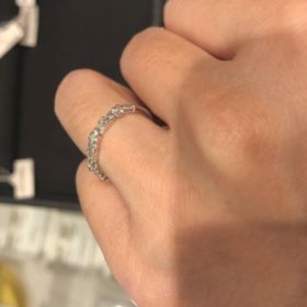 【ケイウノ ブライダル(K.UNO BRIDAL)の口コミ】 存在感のあるハーフエタニティリングであり、ひし形のダイヤモンドと丸い…