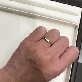 【俄(にわか)の口コミ】 デザインはシンプルでありながら、シンプル過ぎないちょうどいい指輪です…