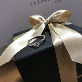 【ラザール ダイヤモンド(LAZARE DIAMOND)の口コミ】 婚約指輪なのでキラキラ輝くものを、と思っていたので他のデザインも迷い…