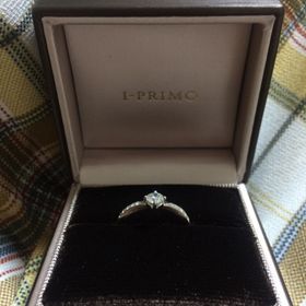 【アイプリモ(I-PRIMO)の口コミ】 形とサイドに並んだダイアモンドのデザインに惹かれて、選びました。
指が…
