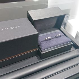 【ラザール ダイヤモンド(LAZARE DIAMOND)の口コミ】 婚約指輪を引き立たせる結婚指輪が欲しくてシンプルなものを選びました。…