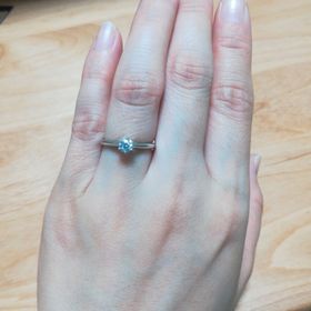 【銀座ダイヤモンドシライシの口コミ】 正面から見るとシンプルでエレガントなデザインですが、横から見ると二人…