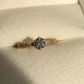 【RosettE(ロゼット)の口コミ】 0.4カラットを購入したのですが中央に向けてフレームが細くなっているので…