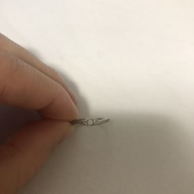 【ジュエリーツツミ(JEWELRY TSUTSUMI)の口コミ】 手が小さいのでなるべく細身のリングを探していました。細めでダイヤが乗…