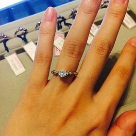 【WATANABE / 卸商社直営　渡辺の口コミ】 購入ダイヤは0.7カラット以上だったが、サンプルが無いため0.5カラットで…