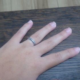 【ティファニー(Tiffany & Co.)の口コミ】 私も主人も、細身の指輪が似合わないタイプの指をしているので、

細すぎ…