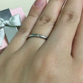 【ウィスプ(WISP)の口コミ】 細く華奢な雰囲気の指輪で、低価格なものを探していました。
また中心につ…