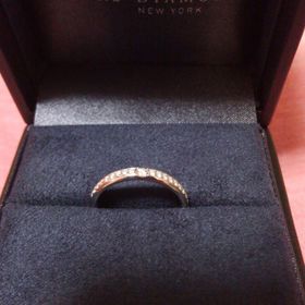 【ラザール ダイヤモンド(LAZARE DIAMOND)の口コミ】 真ん中のダイヤモンドが他のより少し大きく高級感があると思います
細すぎ…