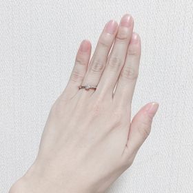 【VANillA(ヴァニラ)の口コミ】 ピンクダイヤが入ってて、1番好きな色を見つけたから。指輪の形でV字は好…