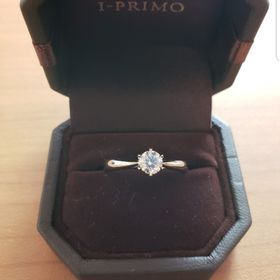 【アイプリモ(I-PRIMO)の口コミ】 シンプルなデザインで、ダイヤの魅力がしっかりと現れる婚約指輪にしまし…
