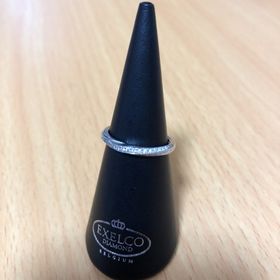 【エクセルコダイヤモンド(EXELCO DIAMOND)の口コミ】 ウェーブのデザインを探していた時に、見つけた商品でした。また、ダイヤ…