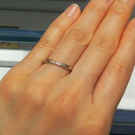 【銀座ダイヤモンドシライシの口コミ】 自分の理想とする結婚指輪に出会えました。
ストレートで、真ん中にライン…