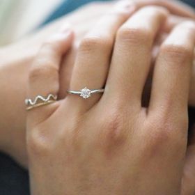 【アイプリモ(I-PRIMO)の口コミ】 でざいんがシンプルで、妻が小柄でとても細身なので、太くなく細身のデザ…