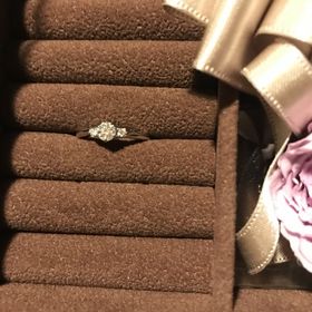 【ラザール ダイヤモンド(LAZARE DIAMOND)の口コミ】 
ファイアワークスを選んだポイントは、石の並びや、リングの形が理想の指…