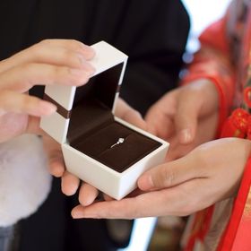 【アイプリモ(I-PRIMO)の口コミ】 プロポーズ後、彼といっしょに買いに行きました。さりげないV字のデザイン…