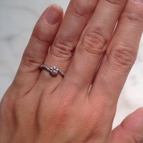 【AFFLUX(アフラックス)の口コミ】 一粒ダイヤの指輪がいいなぁと以前から思っていたので、ショーケースに並…