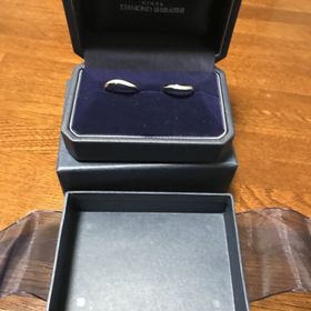 【銀座ダイヤモンドシライシの口コミ】 まず、デザインに惹かれました。男性用はつや消しができるとのことで、一…