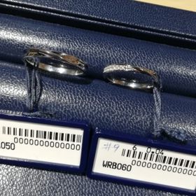 【BLUE STAR(ブルースター)の口コミ】 ラインがすごくきれいでした。
小さなダイヤが入っていて、流れ星のような…