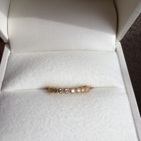 【RosettE(ロゼット)の口コミ】 小さな丸の連続モチーフにダイヤの周りをミル打ちで囲んだクラシカルなデ…