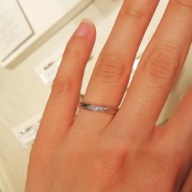 【ギンザタナカブライダル(GINZA TANAKA BRIDAL)の口コミ】 中央部分のメレダイヤがとてもきれいで上品な輝きであったこと、そして付…