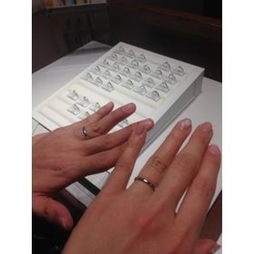 【銀座ダイヤモンドシライシの口コミ】 婚約指輪を二人で探していた時に、こちらの結婚指輪に出会い、この指輪の…