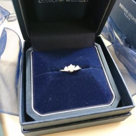 【銀座ダイヤモンドシライシの口コミ】 環 私は指が太めなので、華奢な指輪は似合いませんでした。
形状 v字の方…