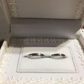 【宝寿堂(ほうじゅどう)の口コミ】 数ある指輪の中から、私達の指に合うデザインで
、婚約指輪と重ね付けして…