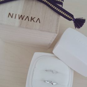 【俄(にわか)の口コミ】 指輪探しで、一番最初に見た指輪。
決めては少し変わったデザイン、女性の…