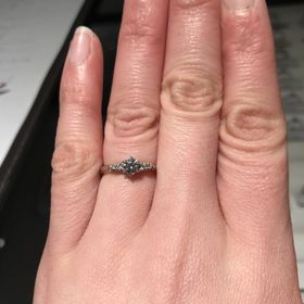 【銀座ダイヤモンドシライシの口コミ】 雑誌で見たときから好きだったデザイン。ストレートでメレダイヤが両サイ…