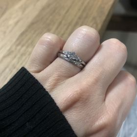 【BRIDGE(ブリッジ)の口コミ】 結婚指輪と婚約指輪とセットでつけて綺麗に見えるものを選びました。普段…