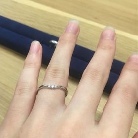 【LOVE NOTESの口コミ】 女性の方のリングは他のものと比べて、とても細めなデザインなので指が細…