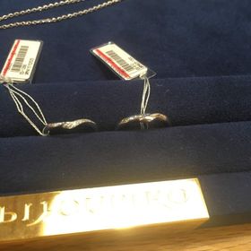 【LOVE NOTESの口コミ】 細めなデザインの指輪を探していて試着させていただきました。ゆるやかな…