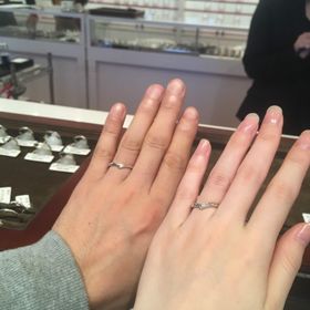 【アンジェリックフォセッテ(Angelique Fossette)の口コミ】 細めでしっかりしたデザインの指輪を探していました。この指輪は細すぎず…