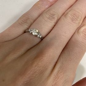 【銀座ダイヤモンドシライシの口コミ】 可愛らしいデザインが好みで、大きいダイヤモンドの横に小さいダイヤモン…