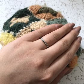 【アイプリモ(I-PRIMO)の口コミ】 ウェーブの指輪をさがしていました。デザインがとにかく気に入り、ダイヤ…