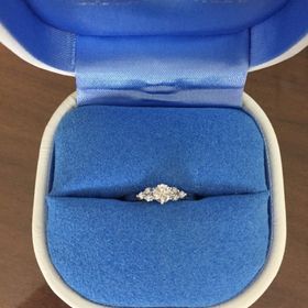 【銀座ダイヤモンドシライシの口コミ】 沢山ある見本の中から選ぶのは大変でしたが、左右のダイヤモンドで囲まれ…