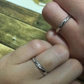 【ラザール ダイヤモンド(LAZARE DIAMOND)の口コミ】 シンプルなデザインで探していて、
たくさん見せていただいた中で
シンプ…