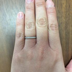 【銀座ダイヤモンドシライシの口コミ】 他の指輪とも重ね付けしたかったので最初からハーフエタニティタイプの指…