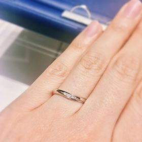 【銀座ダイヤモンドシライシの口コミ】 ・ゆるやかなV字。ほぼストレートに見える。ストレートで探して気にいるデ…