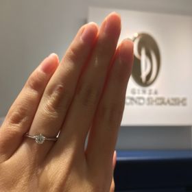 【銀座ダイヤモンドシライシの口コミ】 婚約指輪らしい一粒ダイヤで少し高さのあるものであること。品のあるデザ…