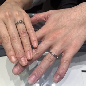 【銀座ダイヤモンドシライシの口コミ】 デザインは色々と悩んだが、ツヤ消し加工のデザインが良いと思った。スト…