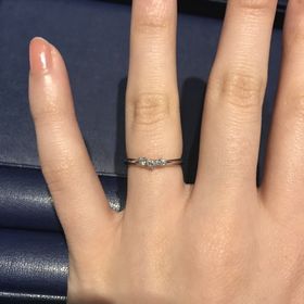 【銀座ダイヤモンドシライシの口コミ】 とにかくデザインが私の好みでした！！もともとダイヤがついていて、V字に…